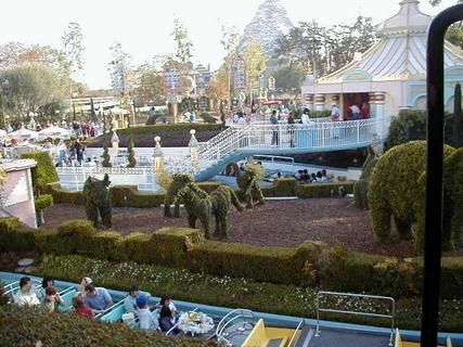 Small World entrance from Disneyland Train<br>Location: <a href="https://www.google.com/maps/search/?api=1&query=33.81473,-117.91805" target="_new">Disneyland</a>